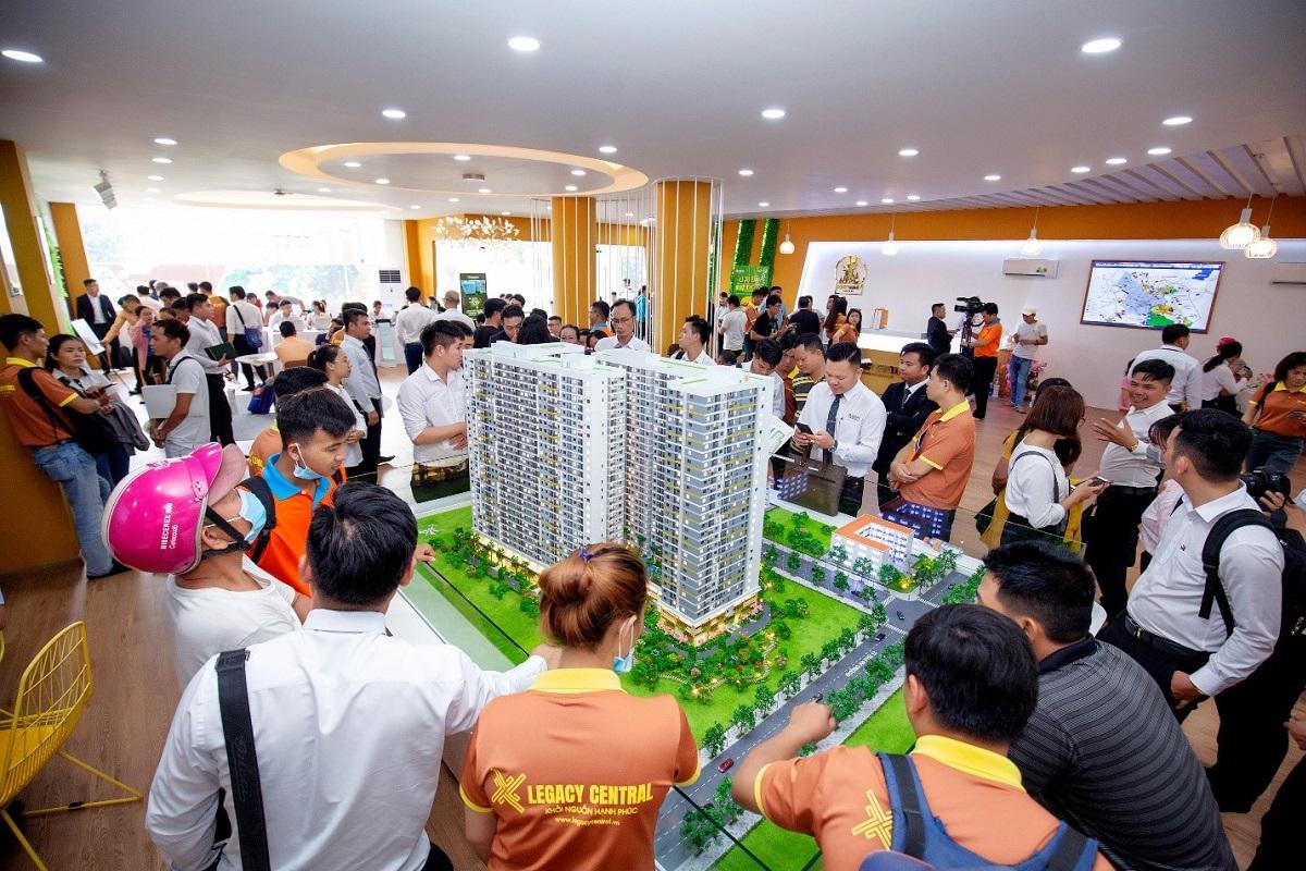 đông đảo khách hàng tham quan legacy