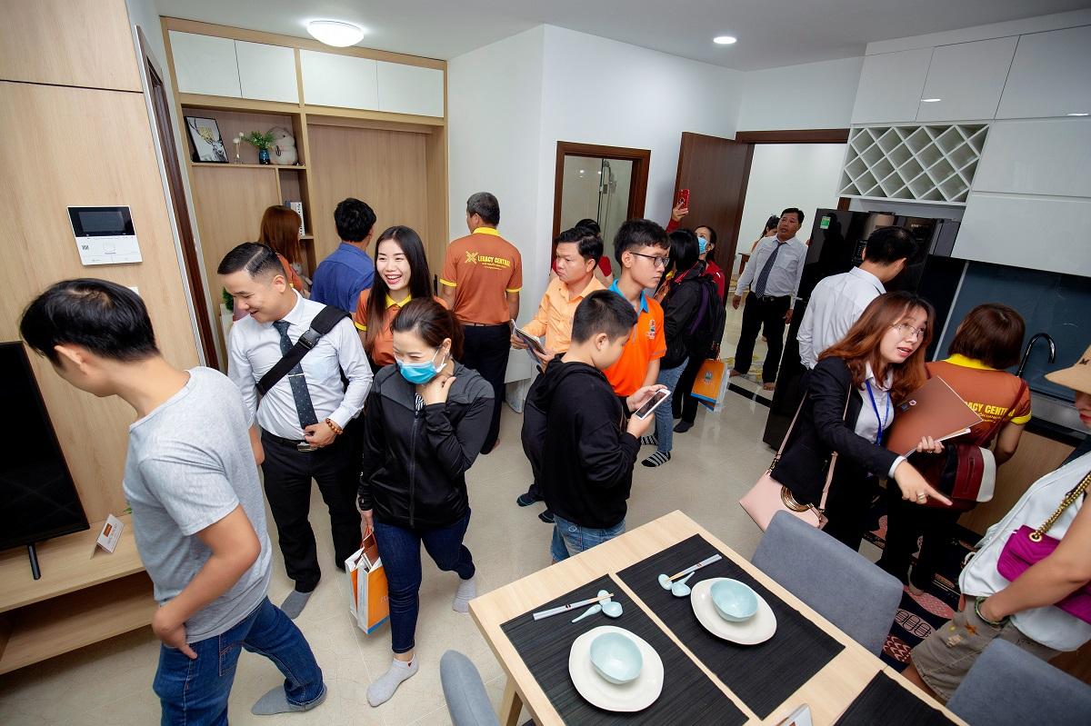 khách tham quan căn hộ mẫu legacy central