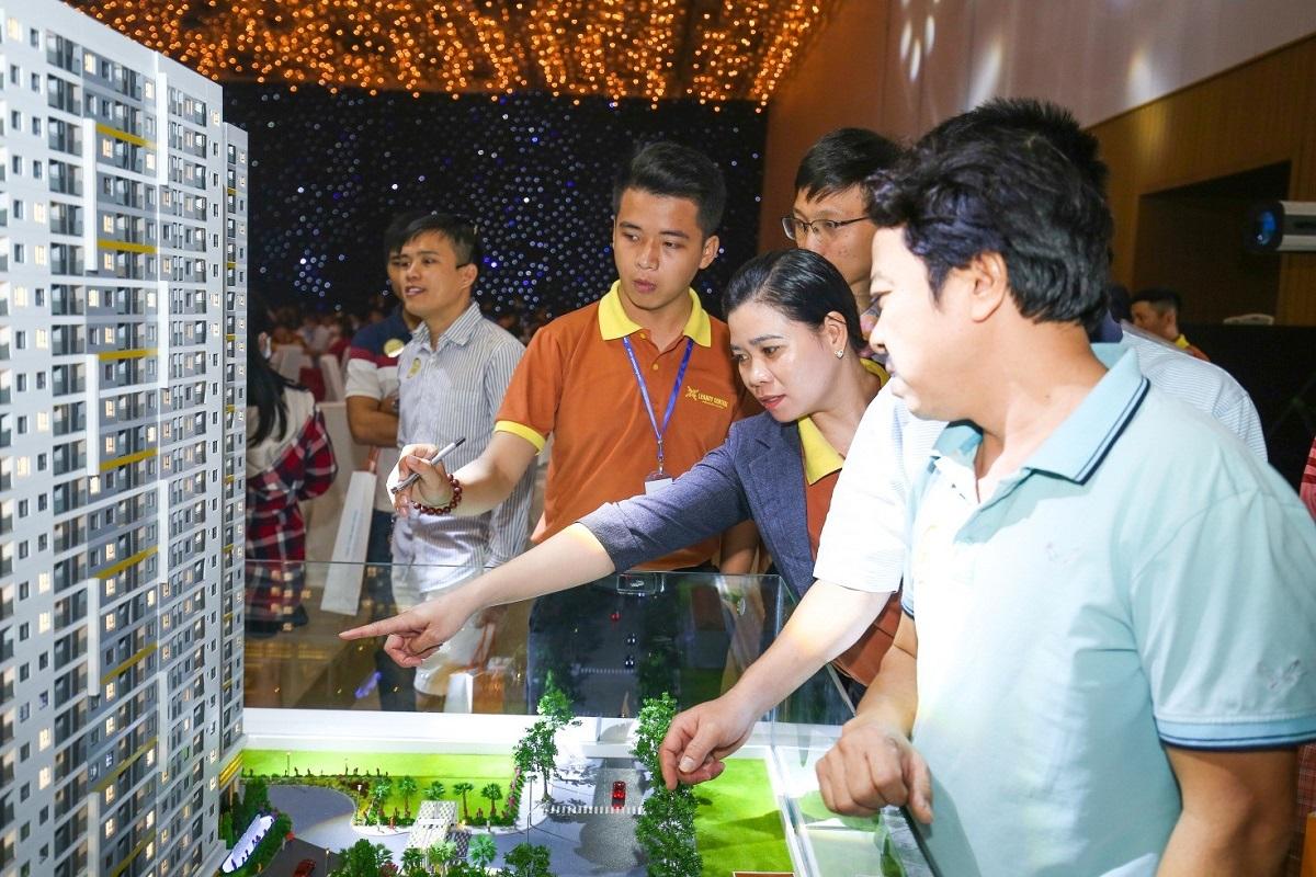 khach tham quan sa ban legacy central
