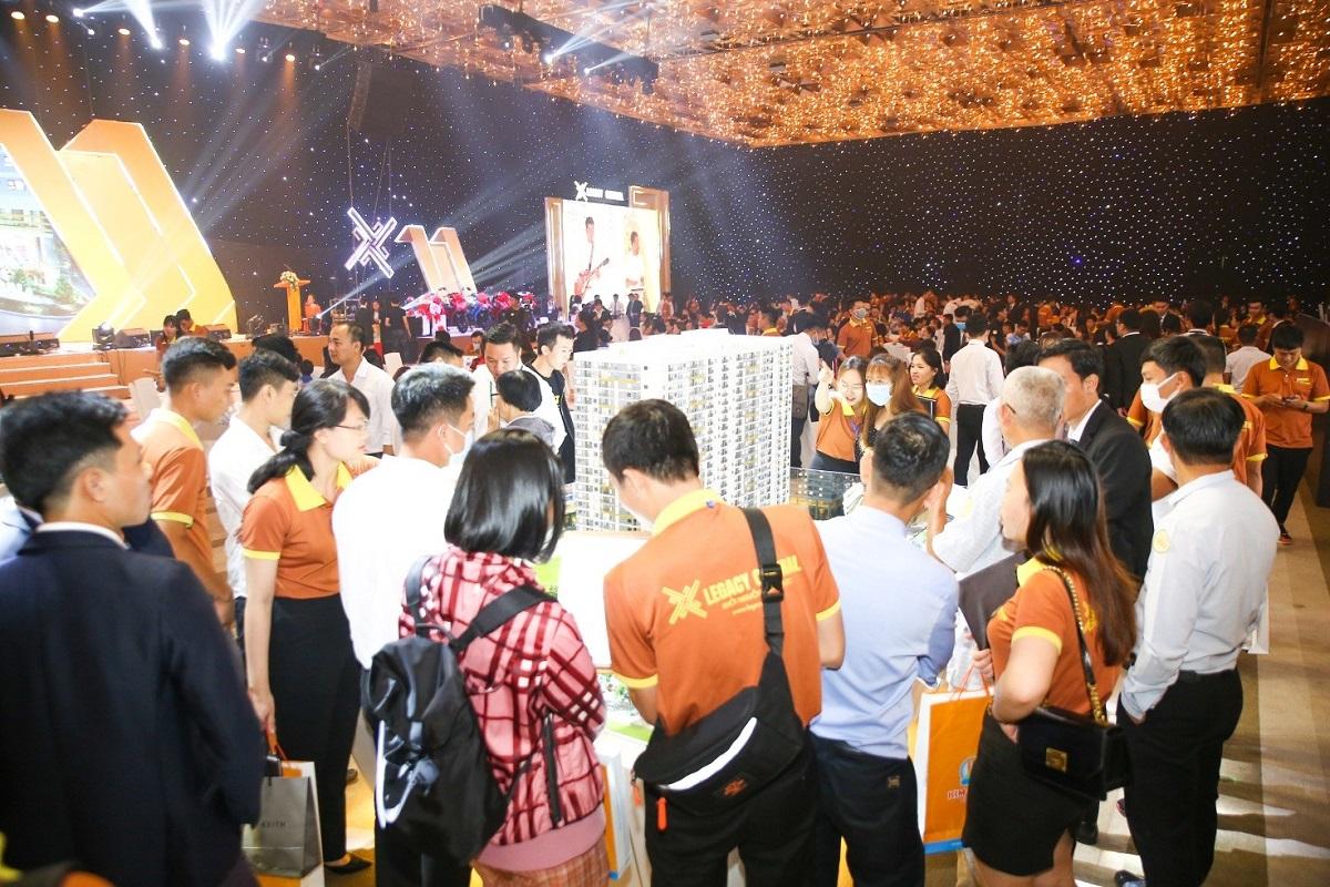 khach tham quan sa ban legacy central