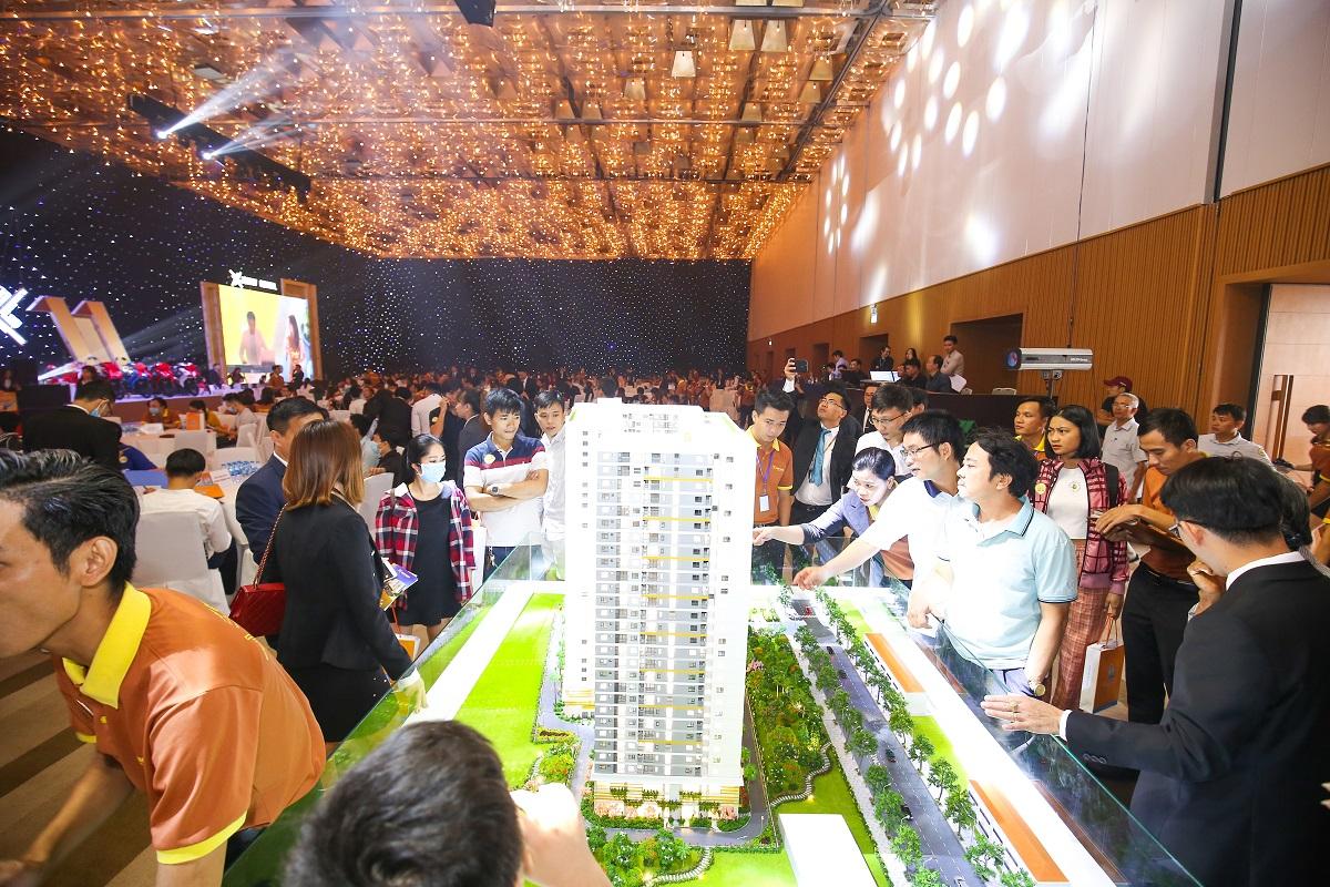 khach tham quan sa ban legacy central