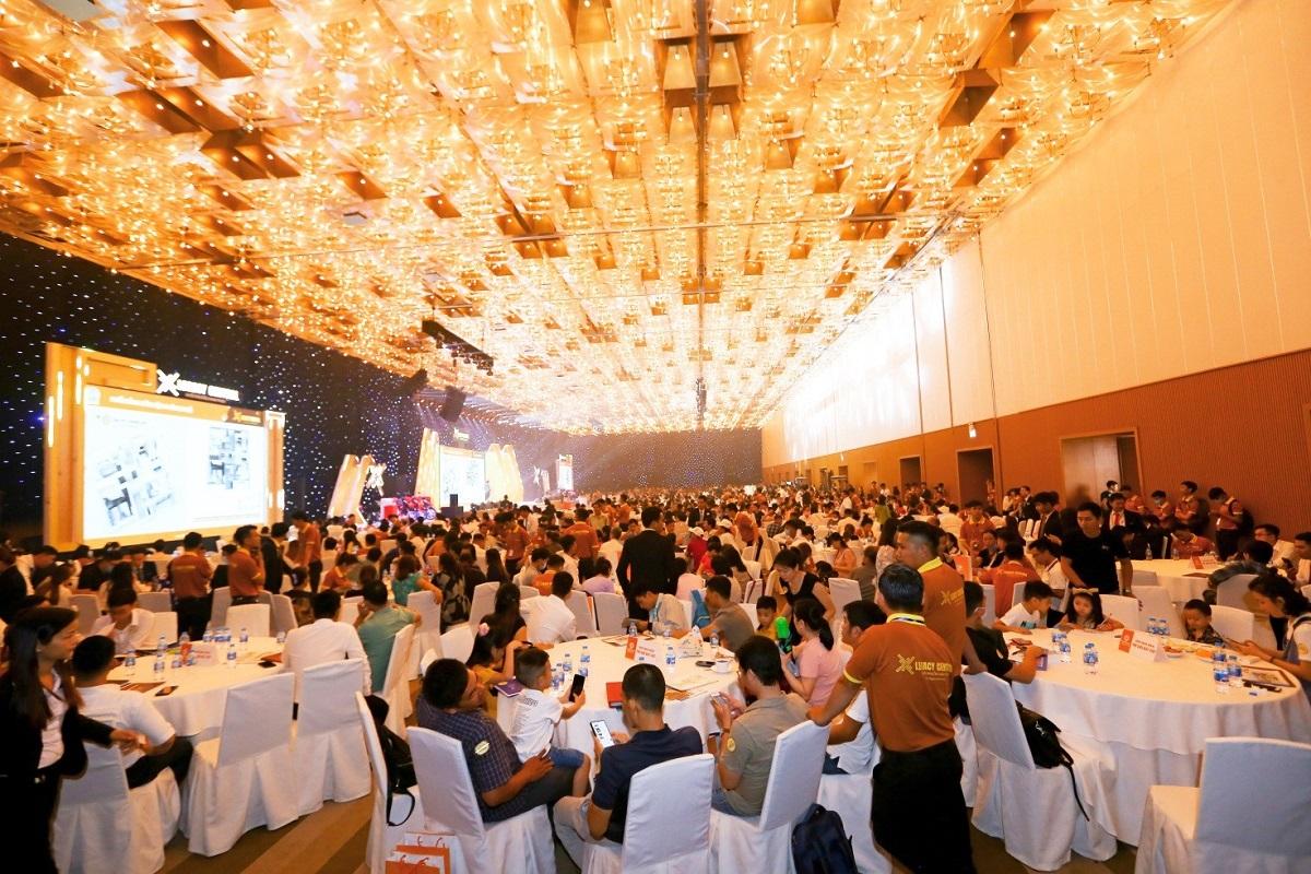 legacy central thu hut hang nghin khach