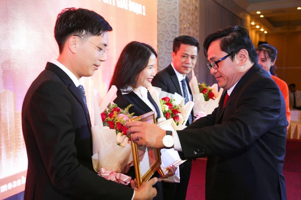 ong-le-tien-vu-pho-tong-giam-doc-tap-doan-dia-oc-kim-anh-trao-thuong